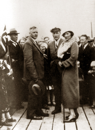 Halvard og kongen.jpg - Kronprinsparet på Skartsteinskaia 1933. Halvard var året før blitt ordfører i Innvik. /Halvard Sindre and Crown Prince Olav and Märtha in Olden 1933.